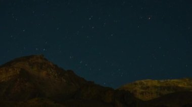 Aslan başlı dağ, Iztaccihuatl volkan yıldız izi ile Masa Dağı görüntüsü 