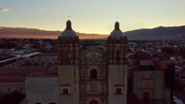 Meksika 'nın Oaxaca şehrindeki Santo Domingo tapınağının ters insansız hava aracı görüntüsü.