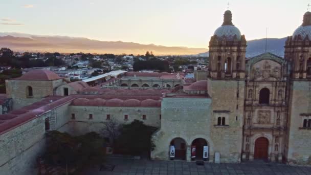 Visszafelé Drónfelvétel Santo Domingo Templomáról Oaxaca Belvárosában Mexikóban — Stock videók