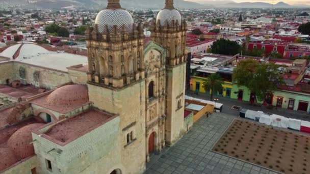 メキシコのオアハカ市のダウンタウンのサントドミンゴ神殿の後方ドローンショット — ストック動画