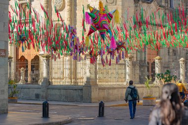 Oaxaca, Meksika, eski şehir sokakları ve tarihi şehir merkezinde renkli koloni binaları.