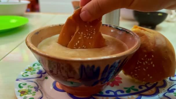 在我们慢动作的视频中加入了手工制作的 传统的粘土罐 在经典的平底锅上倒入天鹅绒巧克力 丰富了华夏美食的传统 — 图库视频影像