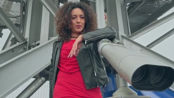 Flickan Står Vänd Bort Observationsdäcket Skyskrapa New York Beundra Utsikten — Stockvideo