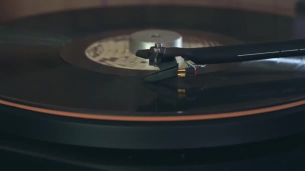 手打开一个老式乙烯记录 针头从老式乙烯唱片中升起 乙烯的记录是旋转 针在老式的乙烯唱片上弹奏 旧转盘 — 图库视频影像
