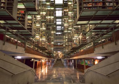 Mexico City, Meksika 'nın şehir merkezindeki Vasconcelos Kütüphanesi' nin (Biblioteca Vasconcelos) iç görünümü. 