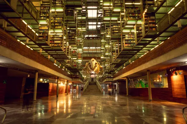 墨西哥城下城地区Vasconcelos建筑图书馆 Biblioteca Vasconcelos 的内景 图库图片