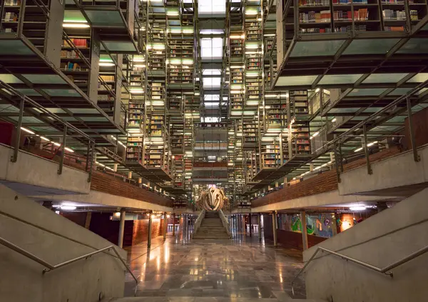 墨西哥城下城地区Vasconcelos建筑图书馆 Biblioteca Vasconcelos 的内景 图库图片