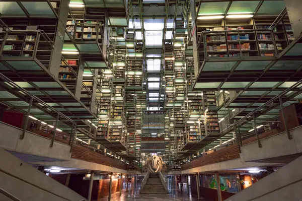 墨西哥城下城地区Vasconcelos建筑图书馆 Biblioteca Vasconcelos 的内景 免版税图库照片