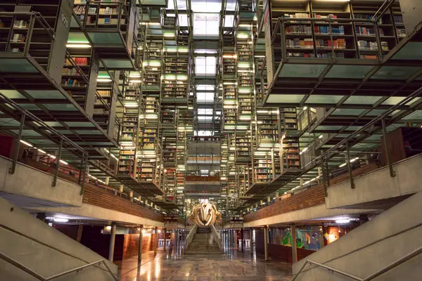 墨西哥城下城地区Vasconcelos建筑图书馆 Biblioteca Vasconcelos 的内景 免版税图库图片
