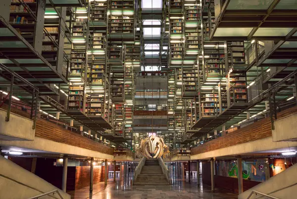 墨西哥城下城地区Vasconcelos建筑图书馆 Biblioteca Vasconcelos 的内景 免版税图库照片