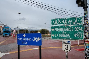 Uhuaia zümrüt gölündeki karlı dağlarda gezgin fotoğrafçı.