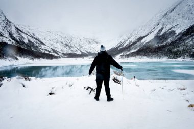 Uhuaia zümrüt gölündeki karlı dağlarda gezgin fotoğrafçı.
