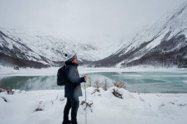 Uhuaia zümrüt gölündeki karlı dağlarda gezgin fotoğrafçı.