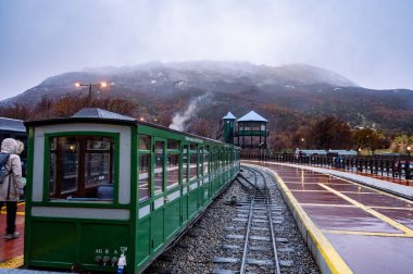 Ushuaia, Patagonya, Arjantin Buhar Makinesi, Patagonya 'da kar yağışlı bir günde istasyona varacak. Dünyanın Sonu Treni.