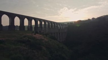 Meksika 'nın Tepotzotlan şehrindeki Arcos del Sitio, kemerlerin oksu renkleri çimenlerin yeşiliyle tezat oluşturuyor..