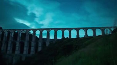 Zaman ayarlı sabah gökyüzü Aquedutc Los Arcos del Sitio, Tepozotlan, Meksika