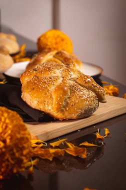 Pan de Muerto. Ölü sezonunda tüketilen tipik Meksika tatlı ekmeği. Ölülerin bayramında sunakların ve sunakların ana unsurlarından biridir..