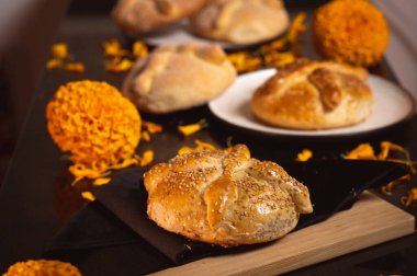Pan de Muerto. Ölü sezonunda tüketilen tipik Meksika tatlı ekmeği. Ölülerin bayramında sunakların ve sunakların ana unsurlarından biridir..