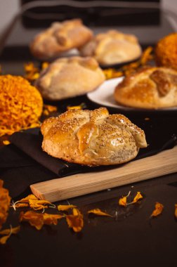 Pan de Muerto. Ölü sezonunda tüketilen tipik Meksika tatlı ekmeği. Ölülerin bayramında sunakların ve sunakların ana unsurlarından biridir..
