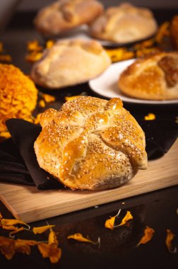 Pan de Muerto. Ölü sezonunda tüketilen tipik Meksika tatlı ekmeği. Ölülerin bayramında sunakların ve sunakların ana unsurlarından biridir..