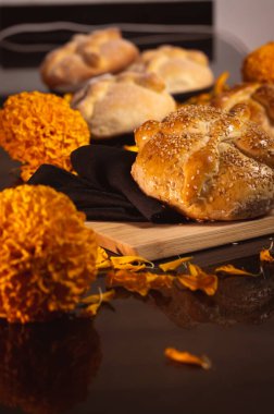 Pan de Muerto. Ölü sezonunda tüketilen tipik Meksika tatlı ekmeği. Ölülerin bayramında sunakların ve sunakların ana unsurlarından biridir..