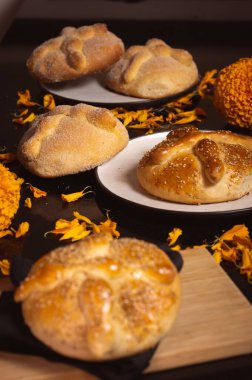 Pan de Muerto. Ölü sezonunda tüketilen tipik Meksika tatlı ekmeği. Ölülerin bayramında sunakların ve sunakların ana unsurlarından biridir..