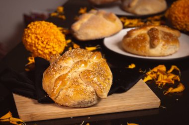 Pan de Muerto. Ölü sezonunda tüketilen tipik Meksika tatlı ekmeği. Ölülerin bayramında sunakların ve sunakların ana unsurlarından biridir..
