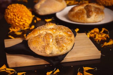Pan de Muerto. Ölü sezonunda tüketilen tipik Meksika tatlı ekmeği. Ölülerin bayramında sunakların ve sunakların ana unsurlarından biridir..