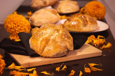 Pan de Muerto. Ölü sezonunda tüketilen tipik Meksika tatlı ekmeği. Ölülerin bayramında sunakların ve sunakların ana unsurlarından biridir..