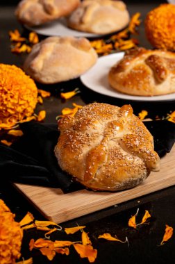 Pan de Muerto. Ölü sezonunda tüketilen tipik Meksika tatlı ekmeği. Ölülerin bayramında sunakların ve sunakların ana unsurlarından biridir..