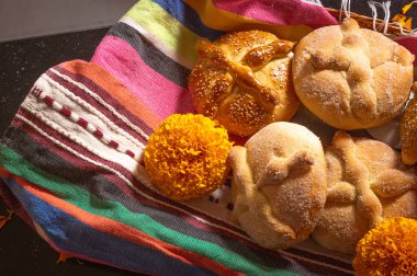 Pan de Muerto. Ölü sezonunda tüketilen tipik Meksika tatlı ekmeği. Ölülerin bayramında sunakların ve sunakların ana unsurlarından biridir..