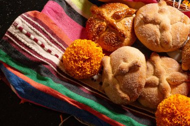 Pan de Muerto. Ölü sezonunda tüketilen tipik Meksika tatlı ekmeği. Ölülerin bayramında sunakların ve sunakların ana unsurlarından biridir..