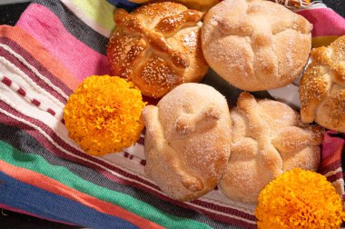 Pan de Muerto. Ölü sezonunda tüketilen tipik Meksika tatlı ekmeği. Ölülerin bayramında sunakların ve sunakların ana unsurlarından biridir..