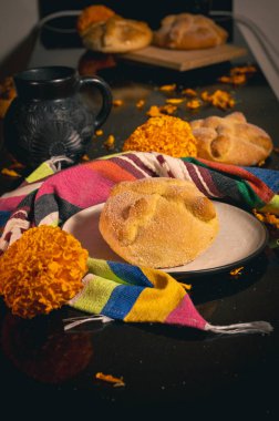 Pan de Muerto. Ölü sezonunda tüketilen tipik Meksika tatlı ekmeği. Ölülerin bayramında sunakların ve sunakların ana unsurlarından biridir..