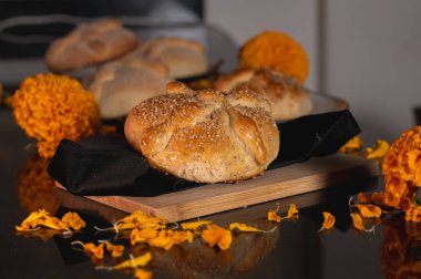 Pan de Muerto. Ölü sezonunda tüketilen tipik Meksika tatlı ekmeği. Ölülerin bayramında sunakların ve sunakların ana unsurlarından biridir..