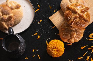 Pan de Muerto. Ölü sezonunda tüketilen tipik Meksika tatlı ekmeği. Ölülerin bayramında sunakların ve sunakların ana unsurlarından biridir..