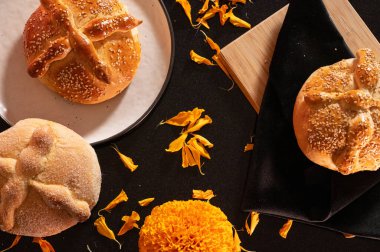 Pan de Muerto. Ölü sezonunda tüketilen tipik Meksika tatlı ekmeği. Ölülerin bayramında sunakların ve sunakların ana unsurlarından biridir..