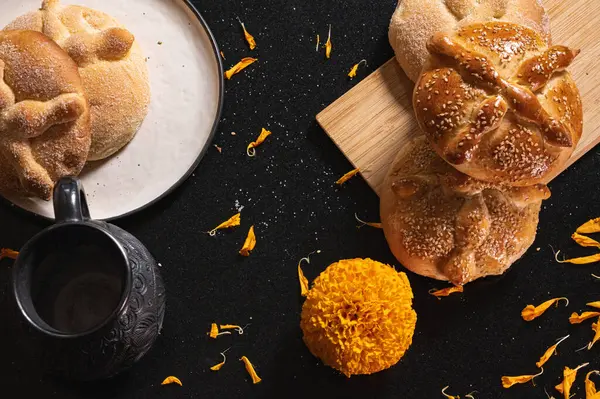 Pan de Muerto. Ölü sezonunda tüketilen tipik Meksika tatlı ekmeği. Ölülerin bayramında sunakların ve sunakların ana unsurlarından biridir..