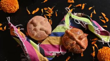 Pan de Muerto. Ölü sezonunda tüketilen tipik Meksika tatlı ekmeği. Ölülerin bayramında sunakların ve sunakların ana unsurlarından biridir..