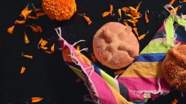 Pan de Muerto. Ölü sezonunda tüketilen tipik Meksika tatlı ekmeği. Ölülerin bayramında sunakların ve sunakların ana unsurlarından biridir..