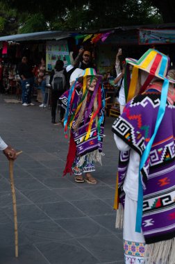 Danza de los viejitos, geleneksel Meksika dansı.