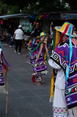 Danza de los viejitos, geleneksel Meksika dansı.
