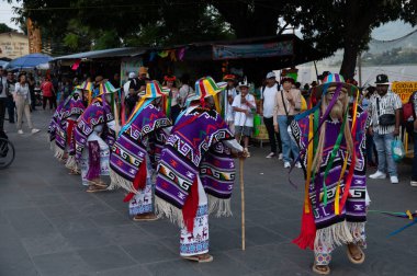 Danza de los viejitos, geleneksel Meksika dansı.