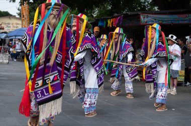Danza de los viejitos, geleneksel Meksika dansı.