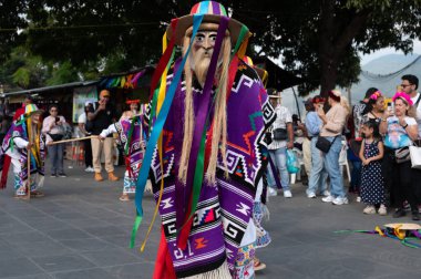 Danza de los viejitos, geleneksel Meksika dansı.