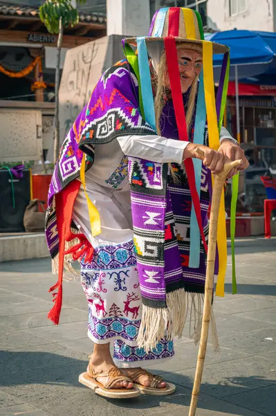 Danza de los viejitos, geleneksel Meksika dansı.