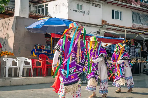 Danza de los viejitos, geleneksel Meksika dansı.