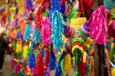 Meksika pazarında pinata sezonu, pinata arka planı