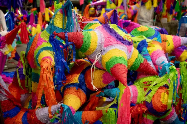 Meksika pazarında pinata sezonu, pinata arka planı