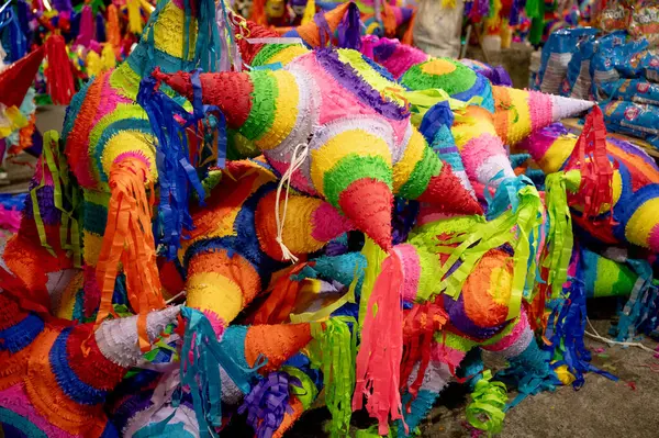 Meksika pazarında pinata sezonu, pinata arka planı